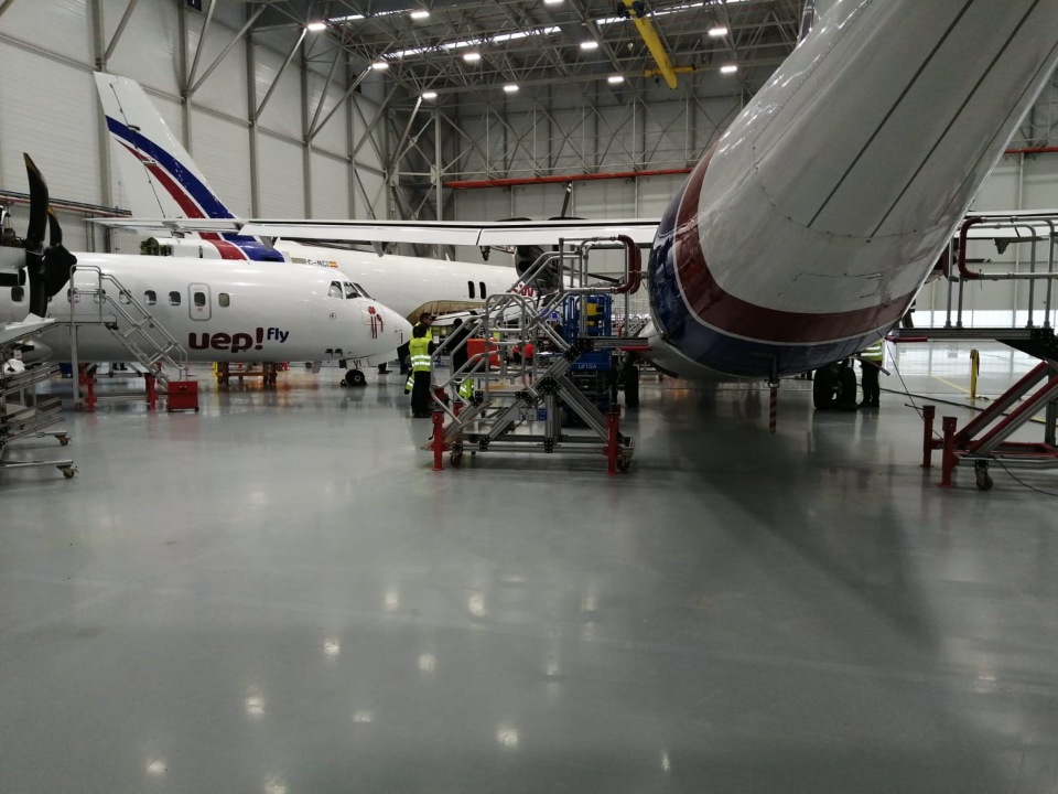 Interior de un hangar con aviones